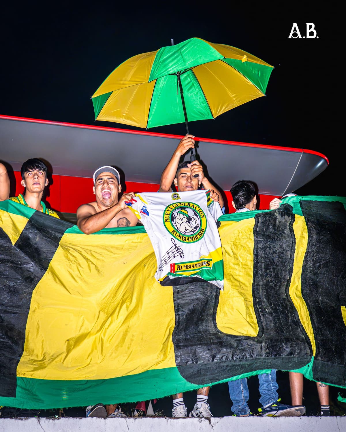 Un multitudinario banderazo se vivió por parte de los hinchas de Atlético Bucaramanga previo al Clásico del Oriente. Foto: Atlético Bucaramanga.