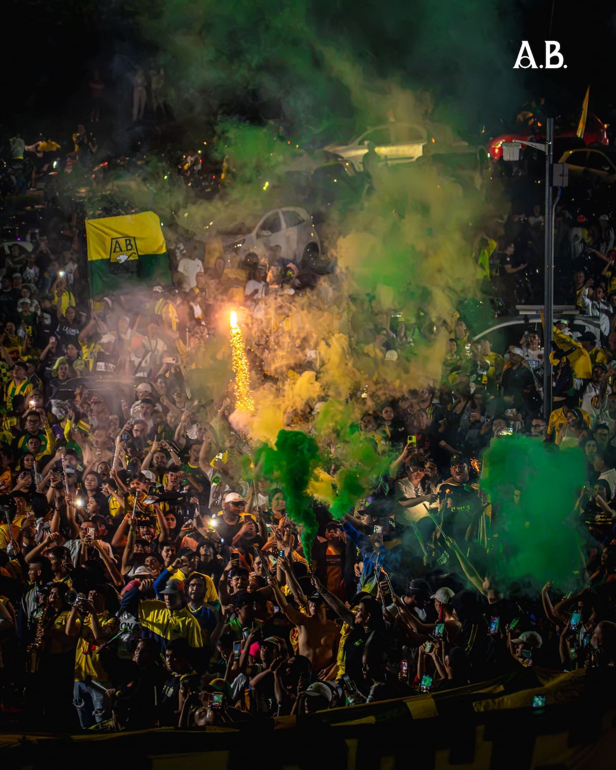 Un multitudinario banderazo se vivió por parte de los hinchas de Atlético Bucaramanga previo al Clásico del Oriente. Foto: Atlético Bucaramanga.