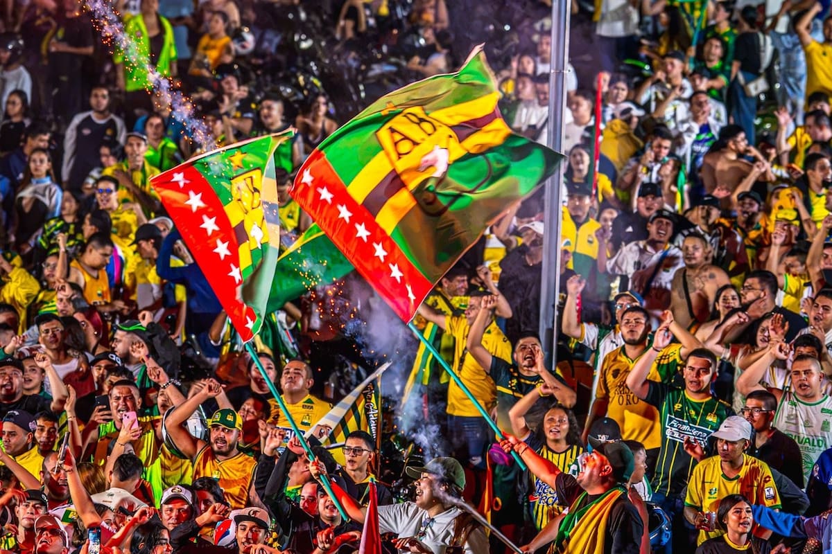 Un multitudinario banderazo se vivió por parte de los hinchas de Atlético Bucaramanga previo al Clásico del Oriente. Foto: Atlético Bucaramanga.