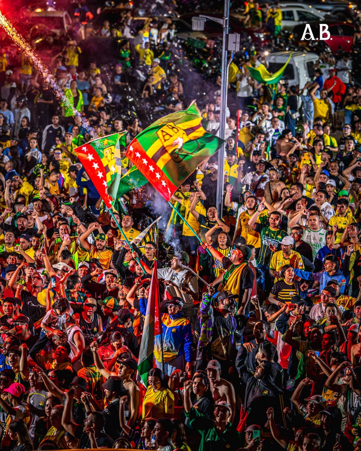 Un multitudinario banderazo se vivió por parte de los hinchas de Atlético Bucaramanga previo al Clásico del Oriente. Foto: Atlético Bucaramanga.