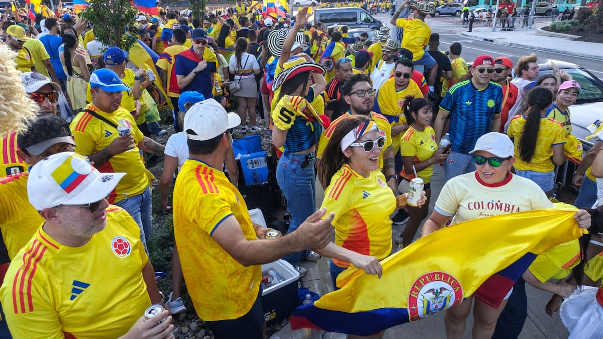 Miles de colombianos realizaron un banderazo para apoyar a la tricolor y fueron animados por la Fortaleza Leoparda. Foto: Juan Antonio Sánchez / Colprensa