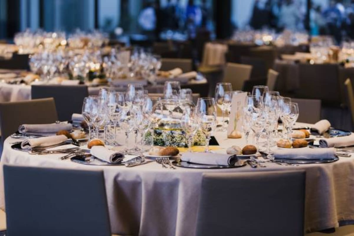 La factura por no asistir a una boda incluía dos platos de lucioperca con costra de hierbas, impuestos y servicio, por un total de 75.90 dólares.