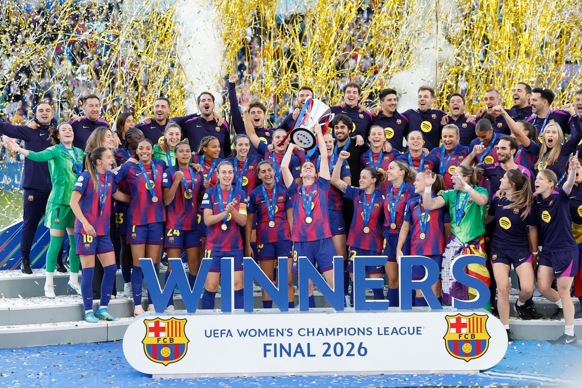 Las jugadoras del Barcelona posan con el trofeo al término del partido de la final de la Liga de Campeones que FC Barcelona y Olympique de Lyon han disputado este sábado en el estadio Ullevaal de Oslo. EFE/Alberto Estévez