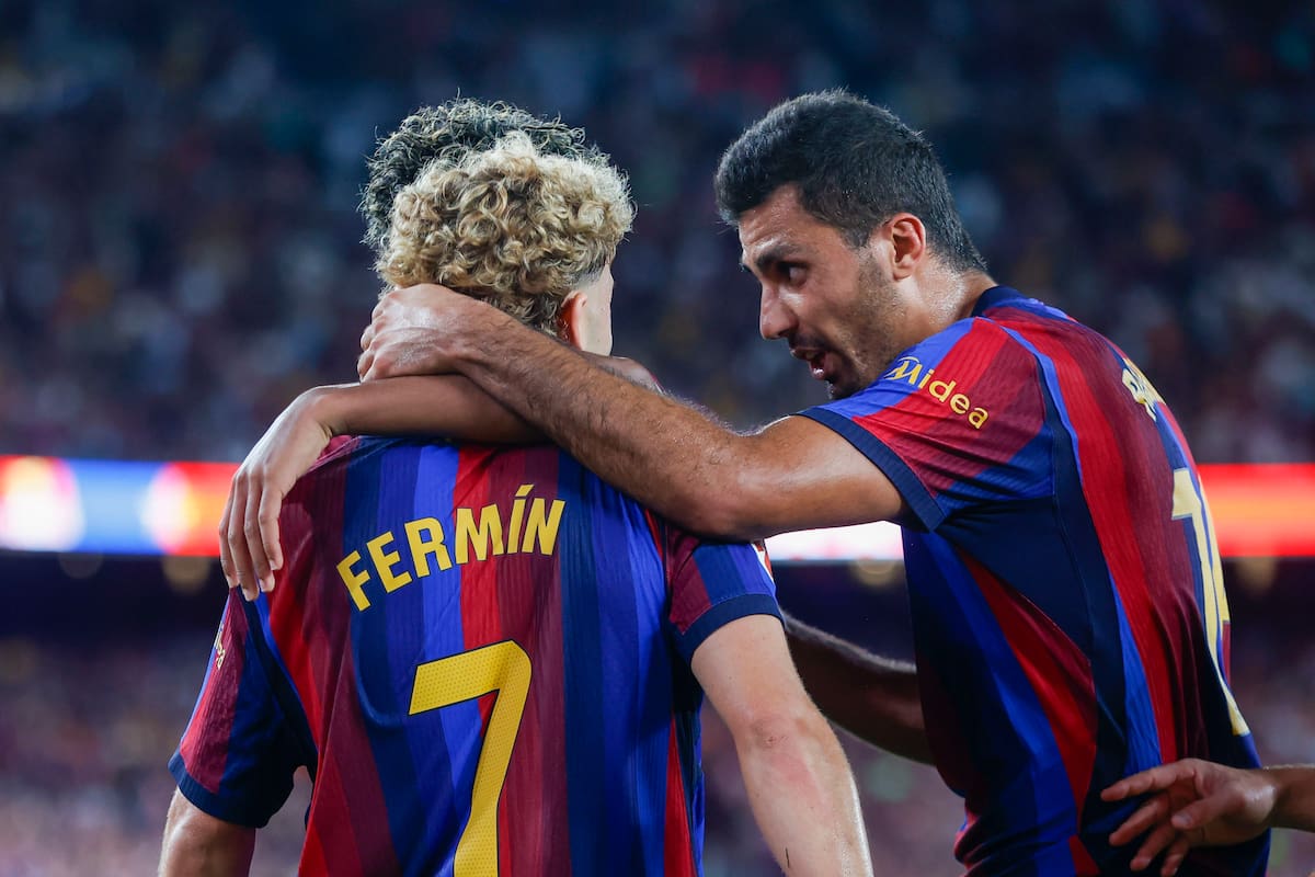 El centrocampista del Barcelona Fermín (i) celebra tras anotar el 2-0 para su equipo durante el partido de la primera jornada de LaLiga que FC Barcelona y Athletic Club de Bilbao disputan este jueves en el Camp Nou. EFE/ Quique Garcia