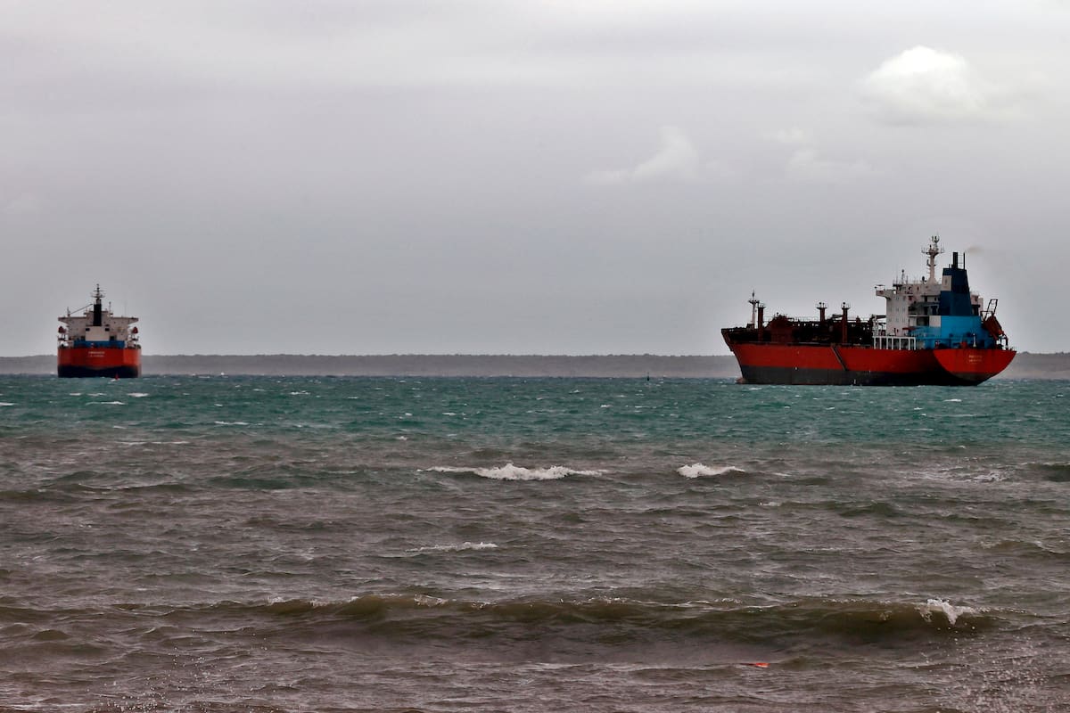 Fotografía de archivo que muestra dos barcos navegando cerca a la bahía de Matanzas (Cuba). //EFE-Ernesto Mastrascusa.