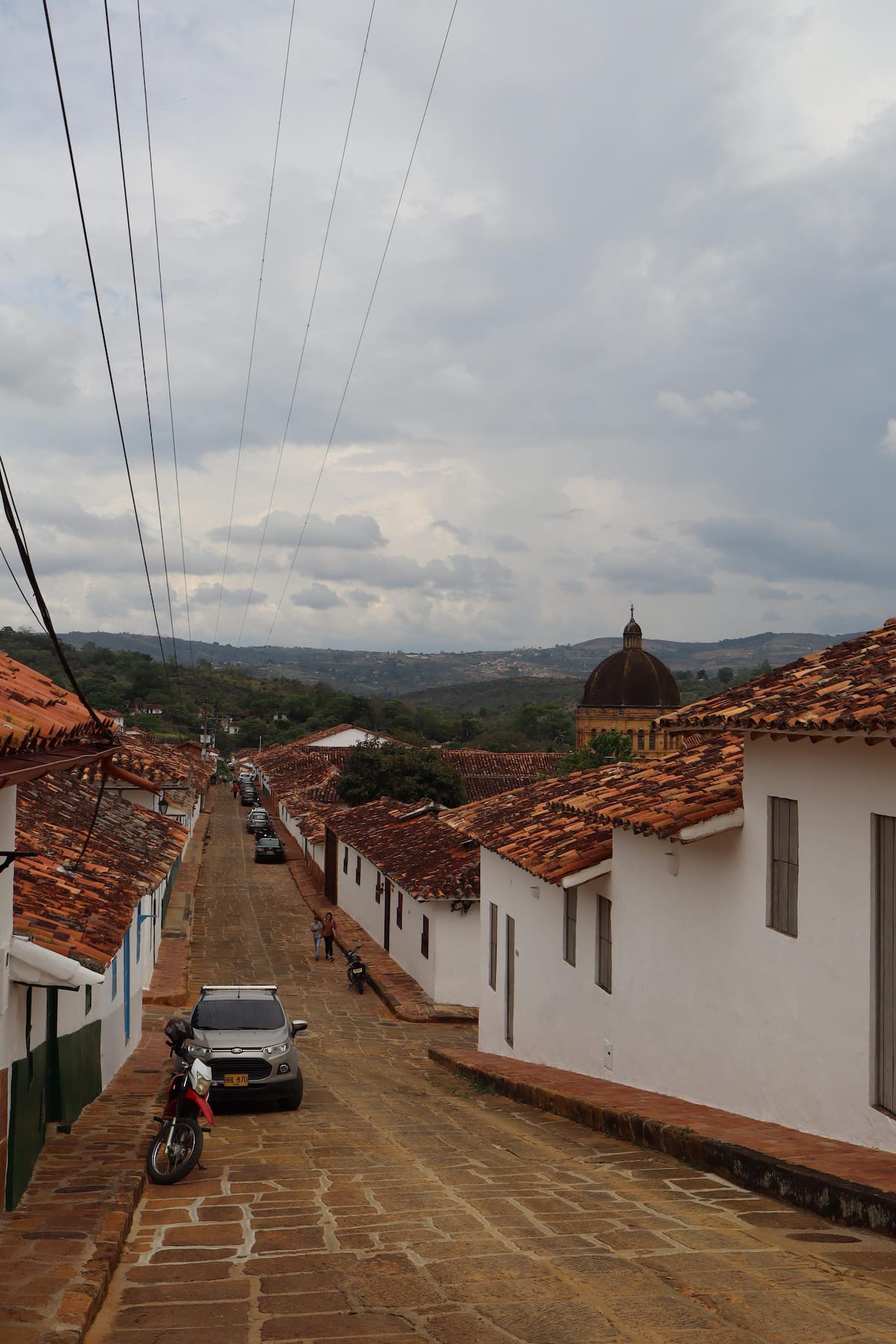 El influencer español Carlos Galán quedó cautivado con su paso por Barichara, uno de los pueblos más emblemáticos del país. Sus calles empedradas, la arquitectura colonial y la tranquilidad del entorno lo llevaron a incluirlo entre sus destinos favoritos en Colombia, destacando su encanto auténtico y sus paisajes como toda una experiencia.