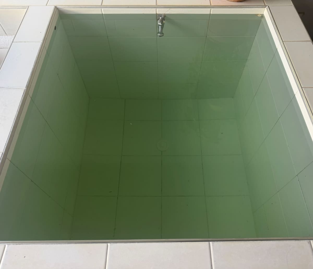 Así salía ayer el agua de la tubería en los hogares del casco urbano de Barichara.