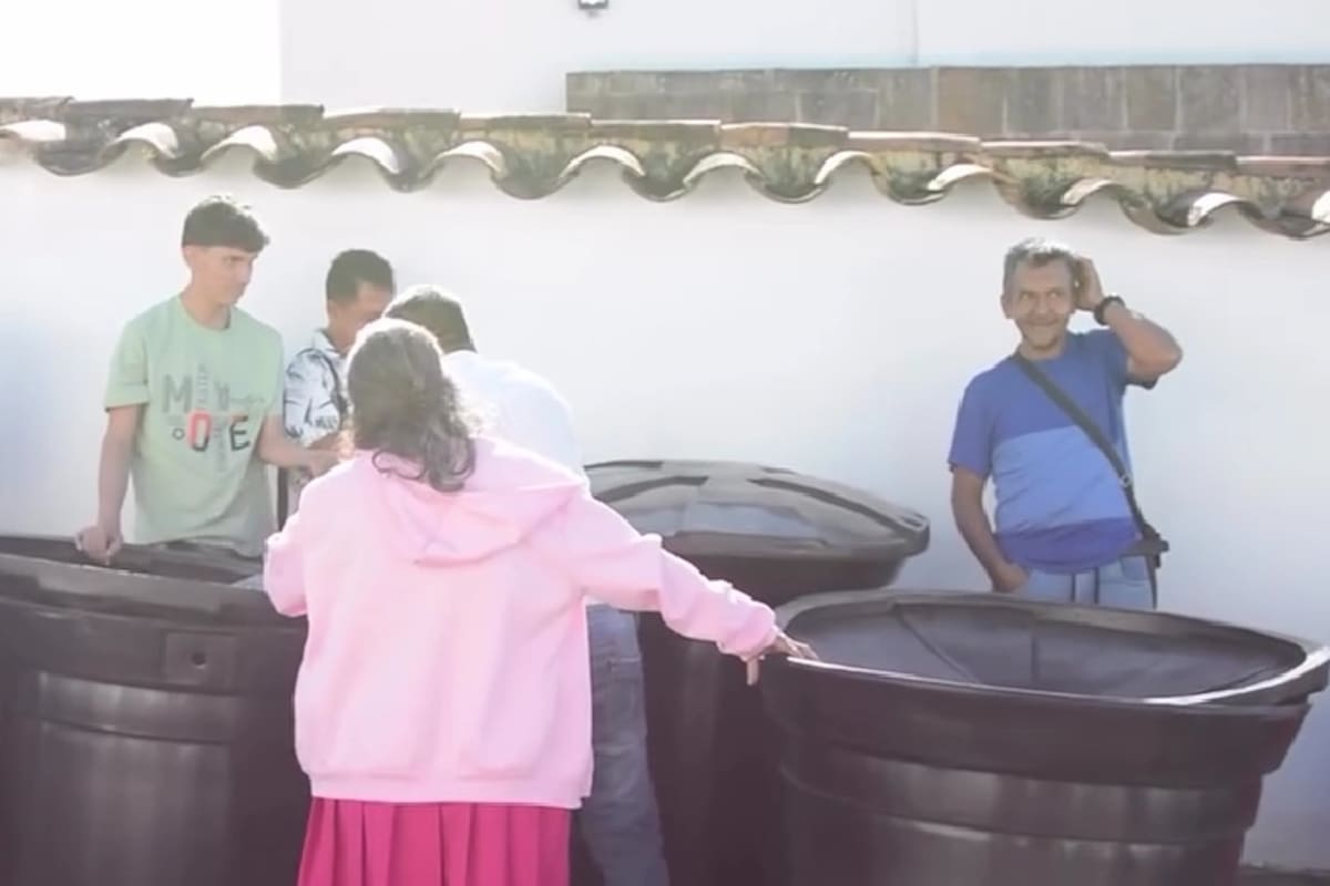 Los tanques de 500 litros fueron entregados a familias de laszonas rurales.