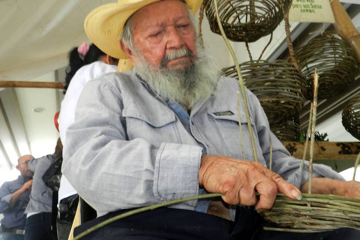Nicodemus Virviescas inició con el negocio de los canastos de bejuco, luego de hacerle la tarea a su nieta. (Foto: Juan Manuel Morales/VANGUARDIA LIBERAL)