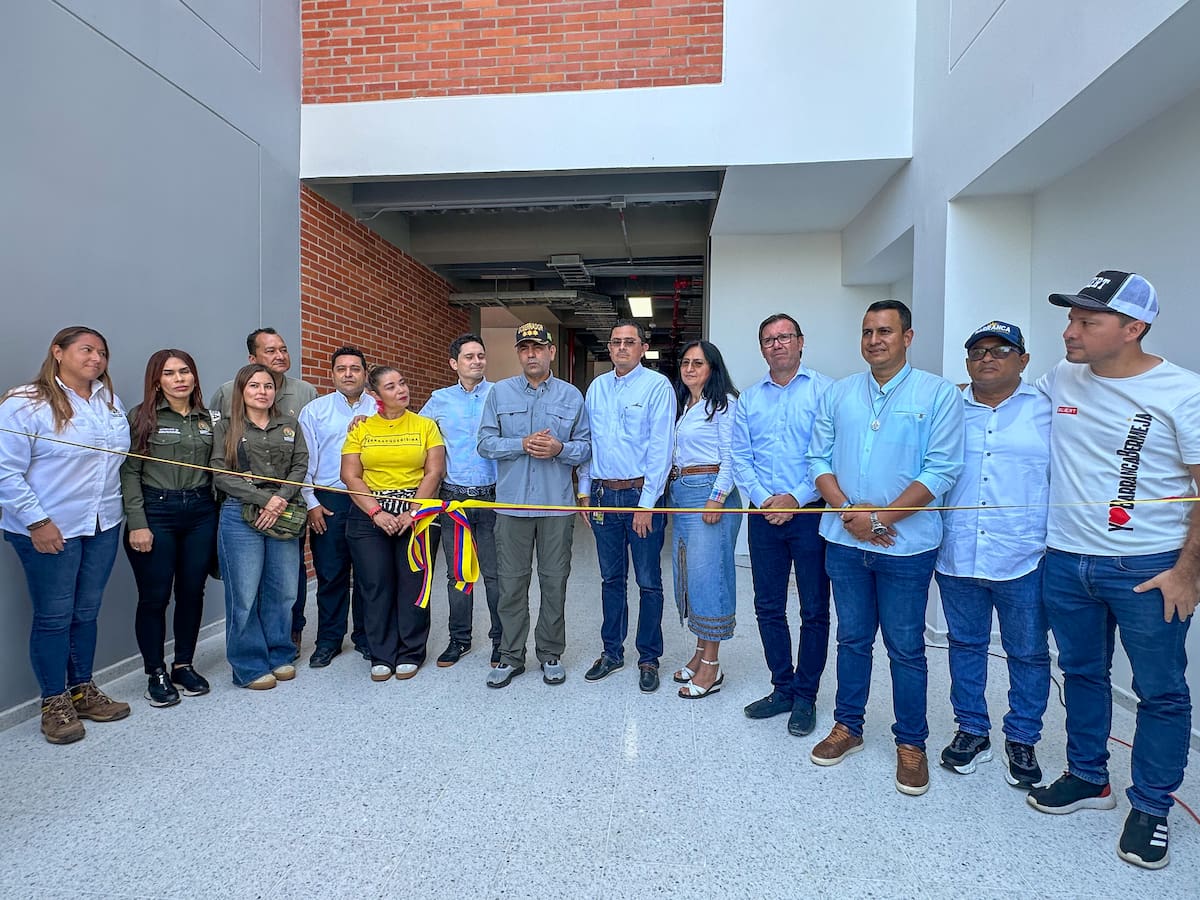 Jornada de inauguración del nuevo edificio de las UTS. Presidieron la jornada el gobernador de Santander, Juvenal Díaz Mateus; y el rector de ese centro de educación superior, Omar Lengerke Pérez, entre otras autoridades. (Foto suministrada / VANGUARDIA)