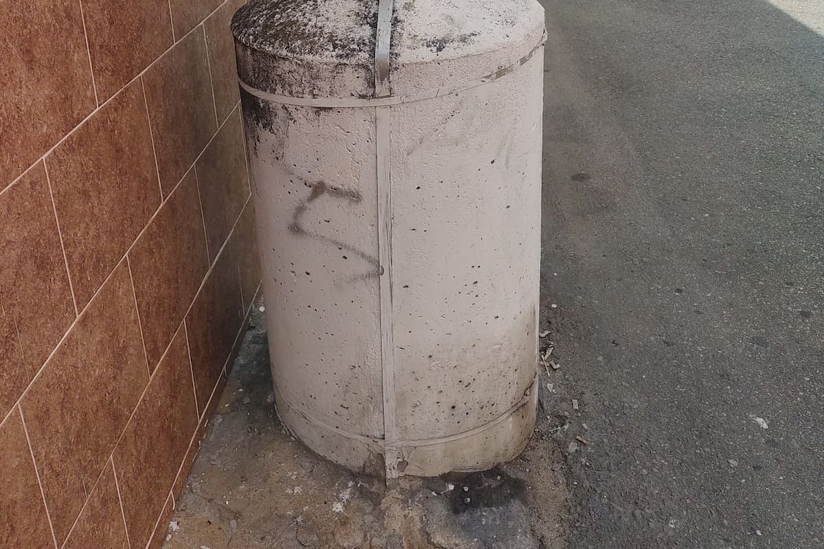 Poste de energía sobre el andén.