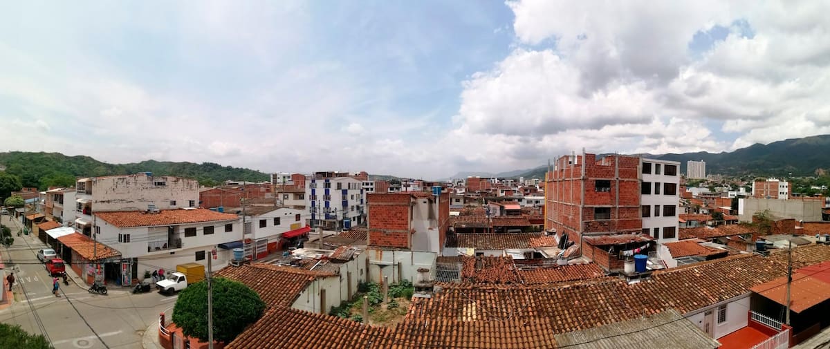 Pese a que el barrio El Poblado pasa por una transformación con reformas y nuevas edificaciones, por fortuna algunas de sus viviendas del ayer todavía conservan sus tradicionales tejas de barro.
