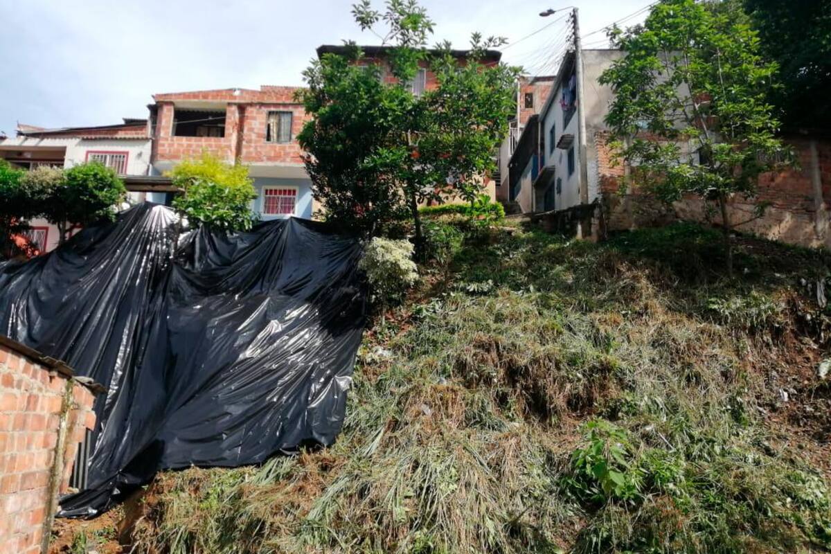 Los damnificados por el derrumbe en el barrio Los Laureles acondicionaron un plástico sobre el talud. Sin embargo, ellos aseguran que es preciso que el Municipio proceda con los trabajos de mitigación del riesgo en esa ladera.