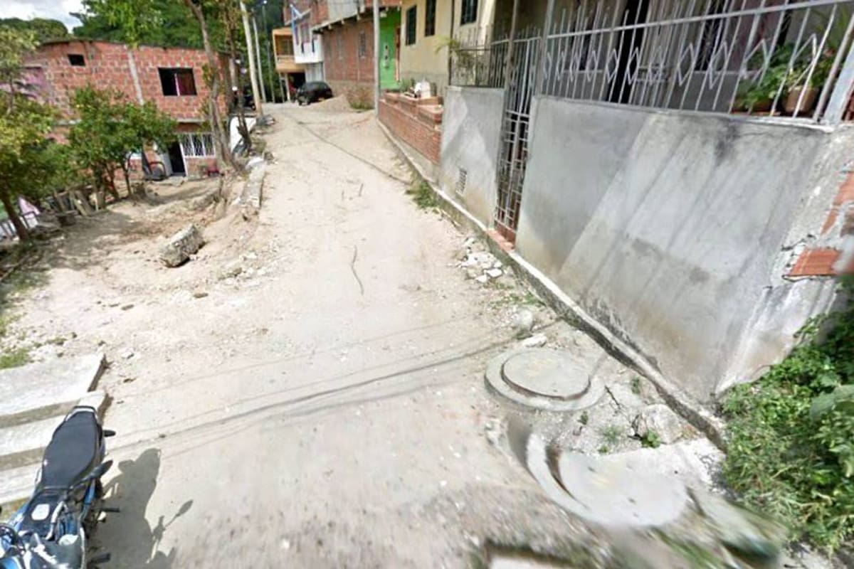 Este es el estado que presentan muchas de las vías en el barrio Los Laureles. La parte alta del vecindario en su gran mayoría todavía no cuenta con malla asfáltica, lo cual dificulta el desplazamiento de los automotores. (Foto: Suministrada /VANGUARDIA LIBERAL)