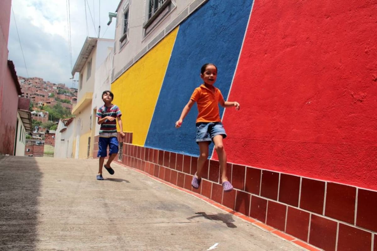 En el barrio, donde habitan más de 12.000 personas la comunidad está organizada en una Junta de Acción Comunal, cuenta con un Comité de Seguridad y grupos culturales que aglutinan a personas de la tercera edad y un comité de deportes muy activo. Al barrio Santa Ana lo atraviesa la quebrada La Calavera. (Foto: Fotos: / VANGUARDIA LIBERAL)