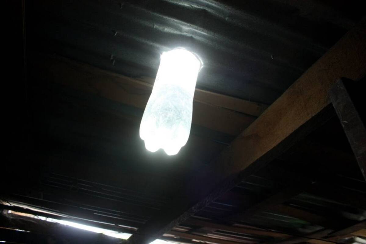 Una botella de plástico, llena de una mezcla de agua y de cloro, atascada a través de un agujero en eltecho de una casa, es suficiente para que ‘se haga la luz’. El recipiente se coloca de manera perfecta en el tejado, como si fuera una claraboya, y emite la luz equivalente a una bombilla de 55 vatios de electricidad.