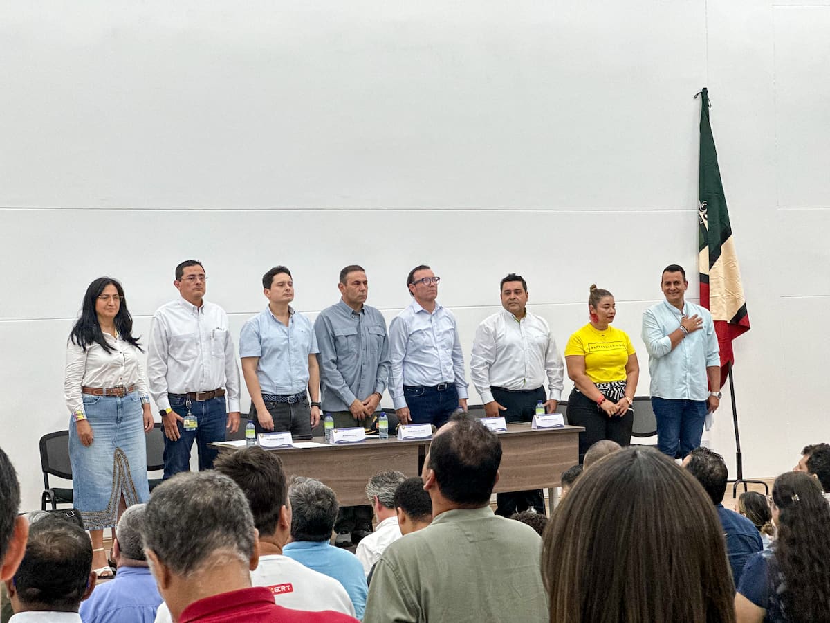 Con la presencia de autoridades locales y departamentales, entre los que se destacan el gobernador de Santander, Juvenal Díaz Mateus; y el rector de las UTS, Omar Lengerke Pérez, ayer se inauguró el nuevo edificio de ese centro de educación superior en el Puerto Petrolero. (Foto suministrada / VANGUARDIA)