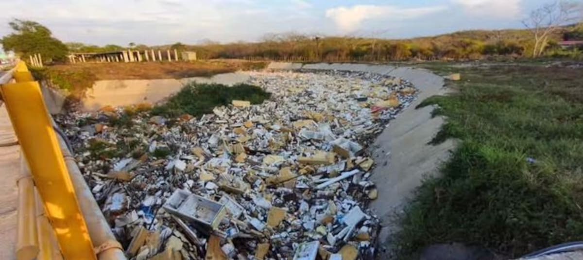 Las lluvias dejan una impresionante acumulación de basura en el arroyo León en Barranquilla.