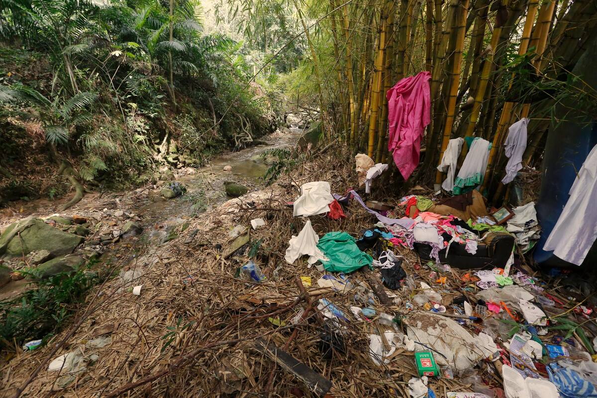 Es alarmante el nivel de contaminación de las fuentes hídricas del área metropolitana: muchos desperdicios y aguas negras caen a diario a estas corrientes, generando malos olores y enrareciendo el ambiente que respiramos. (Foto: Jaime Moreno / VANGUARDIA)