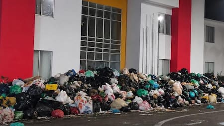 Rionegro acumula basuras tras 10 días sin recolección: población dejó residuos frente a la Alcaldía