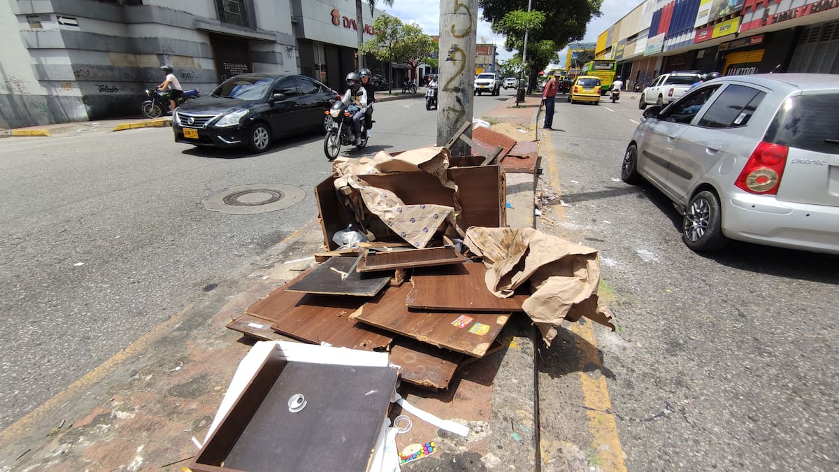 Basuras en Bucaramanga. Así se ven los separadores del barrio San Francisco, uno de los más afectados por la falta de cultura ciudadana. Foto: Marco Valencia / VANGUARDIA