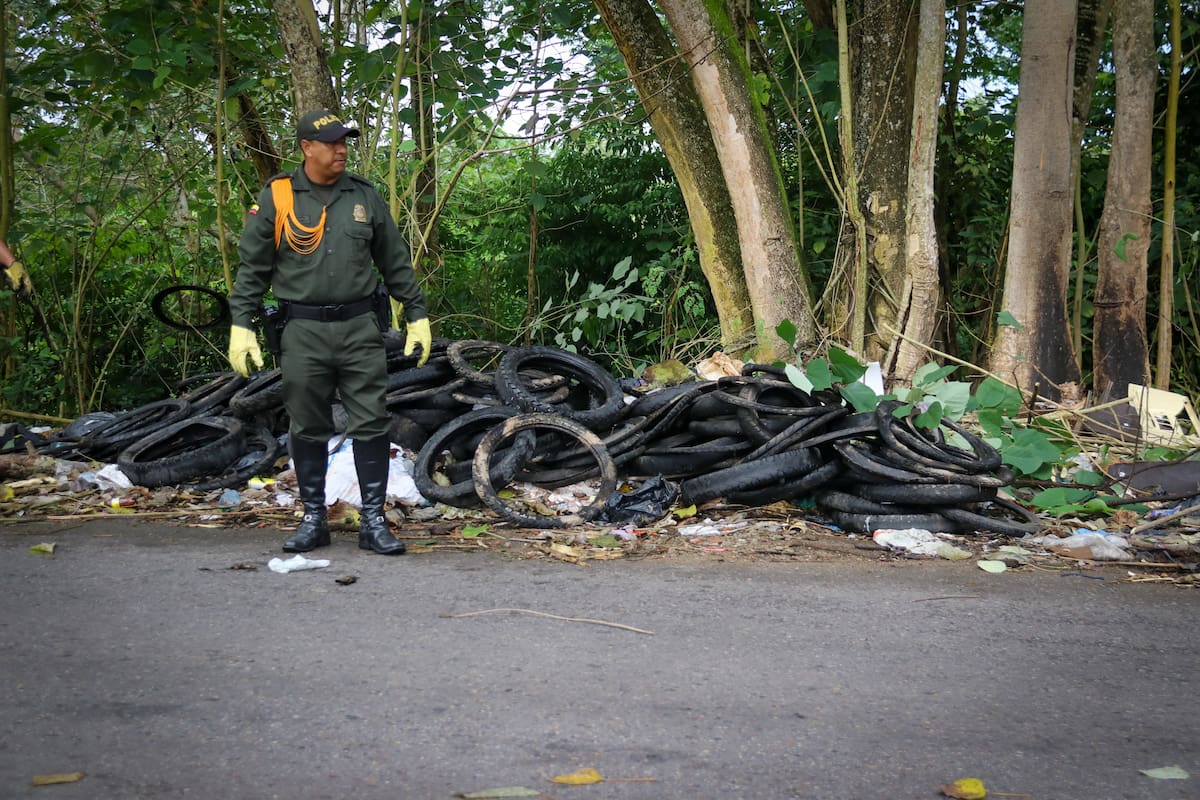 Pie de foto: Durante la jornada de limpieza en la vía hacia el aeropuerto Yariguíes fueron retiradas más de 10 toneladas de residuos sólidos.
Suministrada/Vanguardia