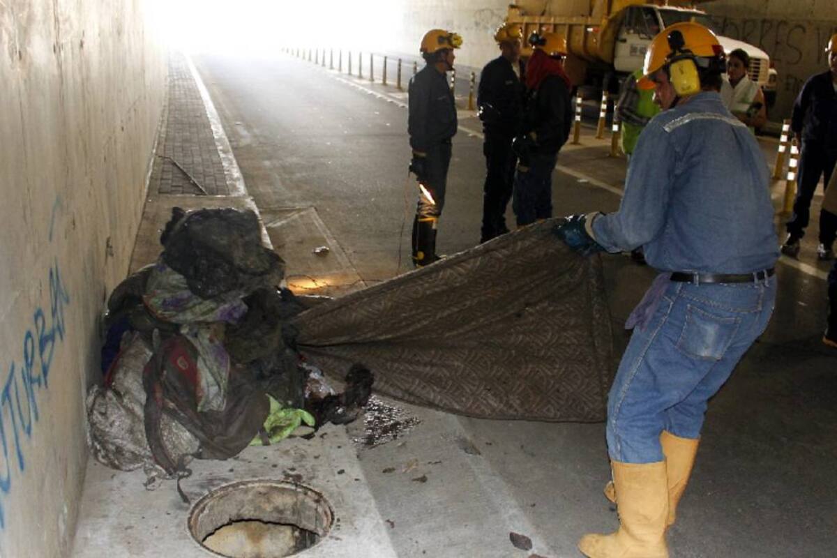 Entre algunos de los elementos encontrados en las redes pluviales de los túneles del Intercambiador del Mesón de los Búcaros, había camisas, ropa en general, zapatos, morrales, sábanas, así como artículos de reciclaje. (Foto: Jaime del Río/VANGUARDIA LIBERAL)