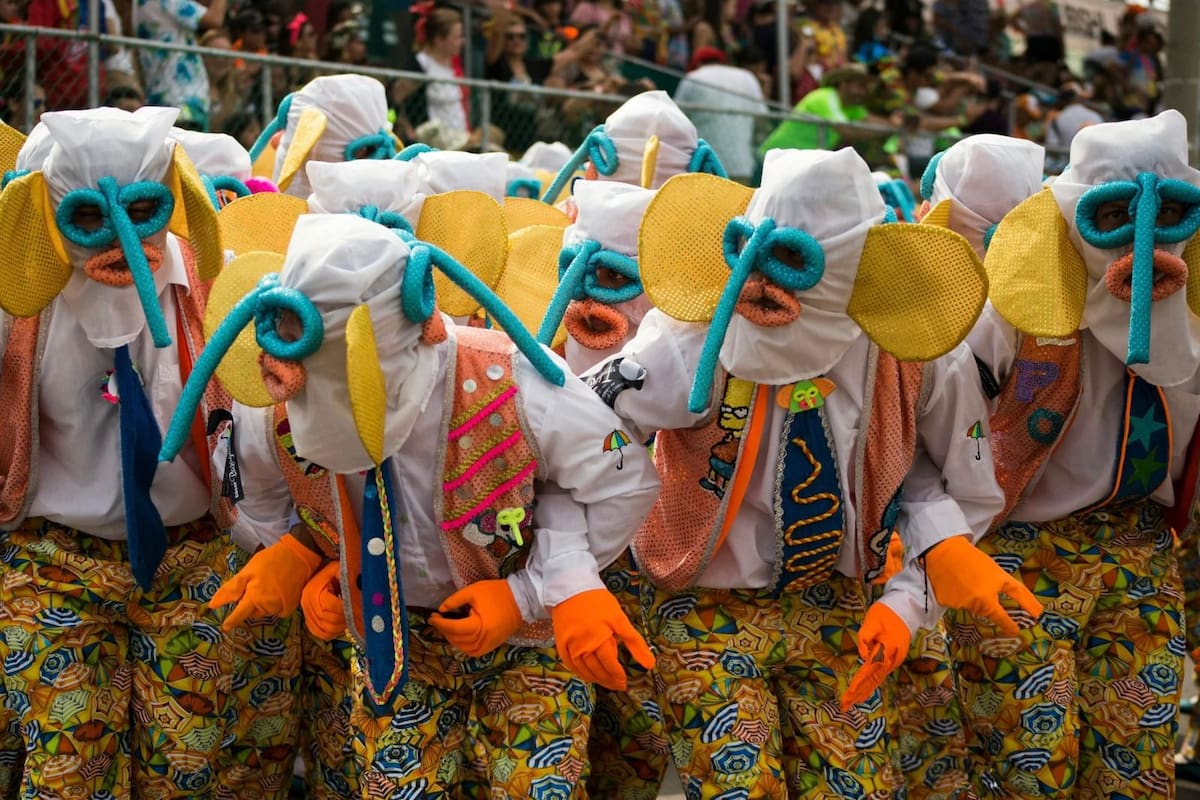 Cientos de bailarines recorren el Cumbiódromo durante la Batalla de Flores, el evento que marca el inicio oficial del Carnaval de Barranquilla.