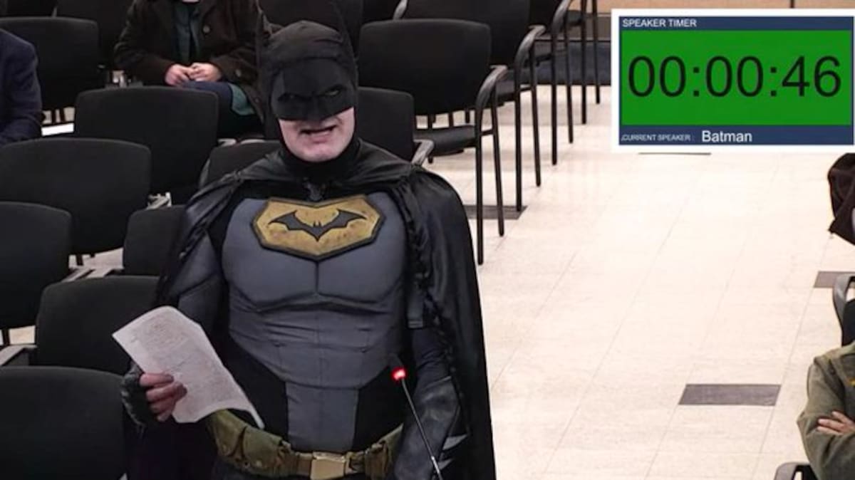 Hombre vestido de 'Batman' reclama contra la presencia de ICE.