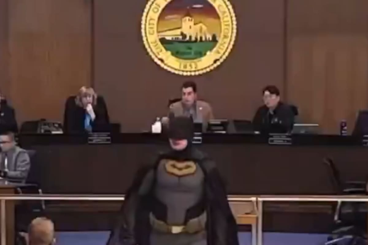 Un hombre vestido de Batman reprendió a las autoridades de Santa Clara, California, en una reunión del consejo municipal el 27 de enero por su inacción en relación con el probable despliegue del Servicio de Inmigración y Control de Aduanas (ICE) en el próximo Super Bowl.