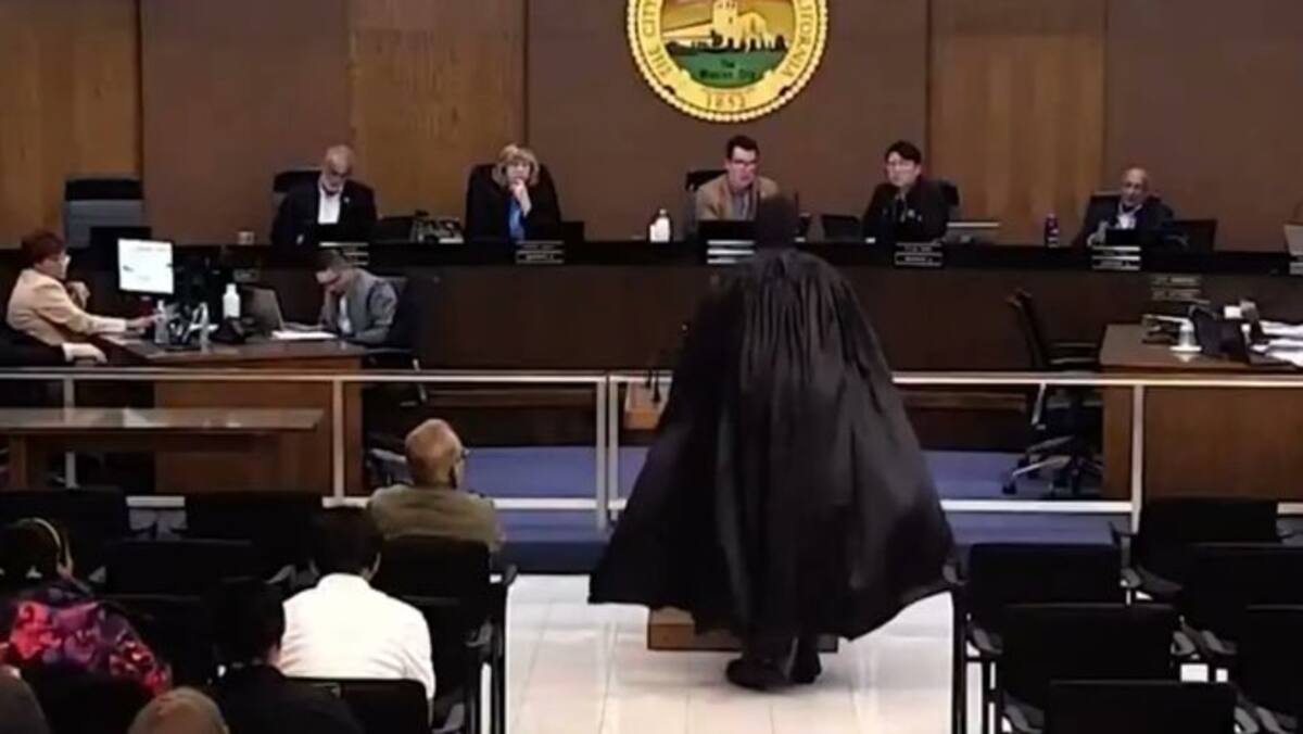 Un hombre disfrazado de Batman irrumpe en el ayuntamiento de Santa Clara para alertar del peligro del ICE en la SuperBowl.
