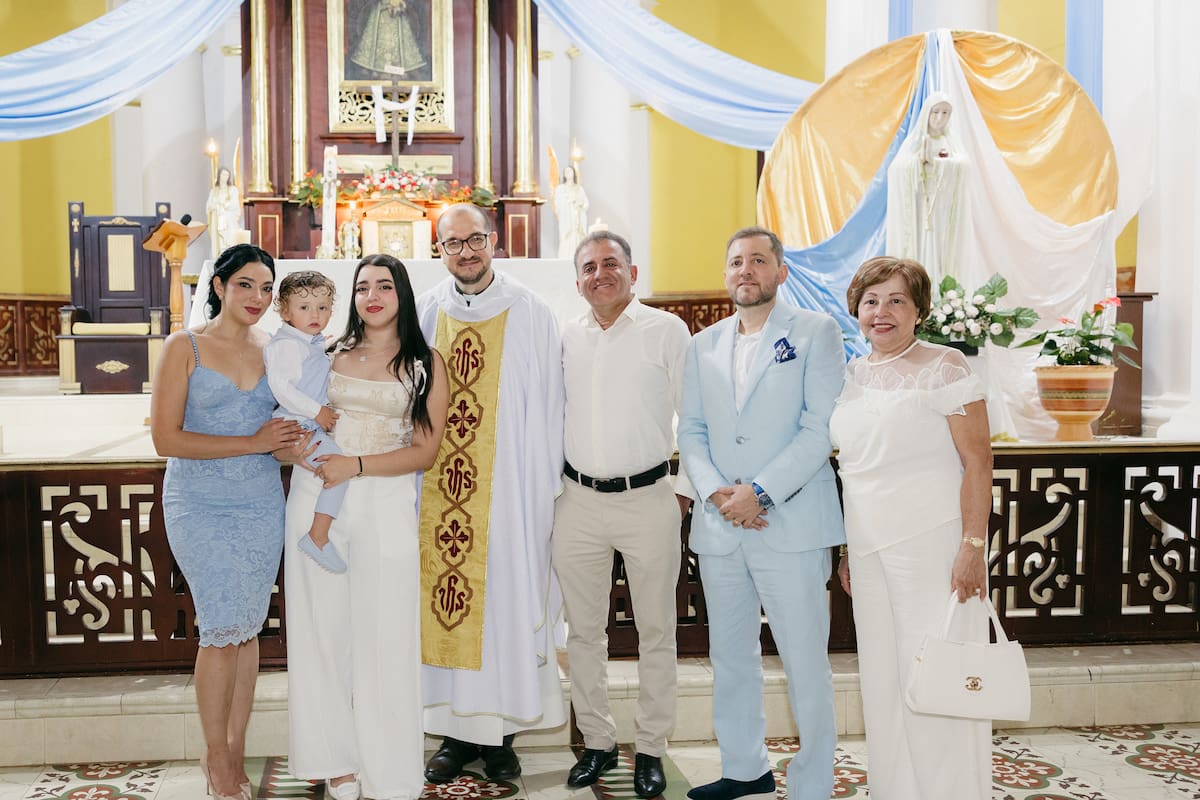 Diana Cantillo Echavarría (mamá), Felipe Mendoza Cantillo (bautizado), Angélica María Mendoza Díaz (madrina de presentación), Pbro. Hernando Uribe Moreno, Uriel Mendoza Arenas (papá), Luis Orlando Mendoza Arenas (padrino) y Fabiola Cantillo Echavarría (madrina). Suministrada / VANGUARDIA