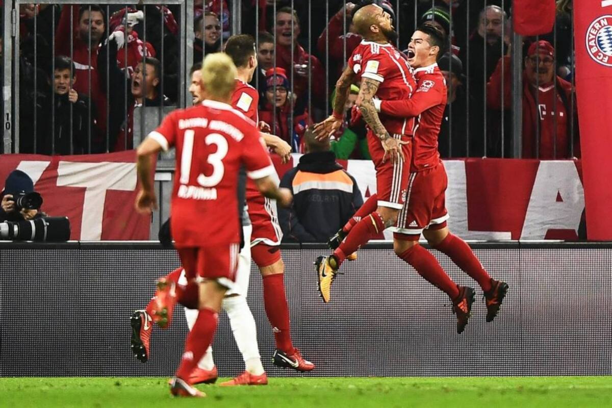 James Rodríguez celebra con Arturo Vidal la apertura del marcador del Bayern Múnich ante el Ausburgo. (Foto: EFE / VANGUARDIA LIBERAL)
