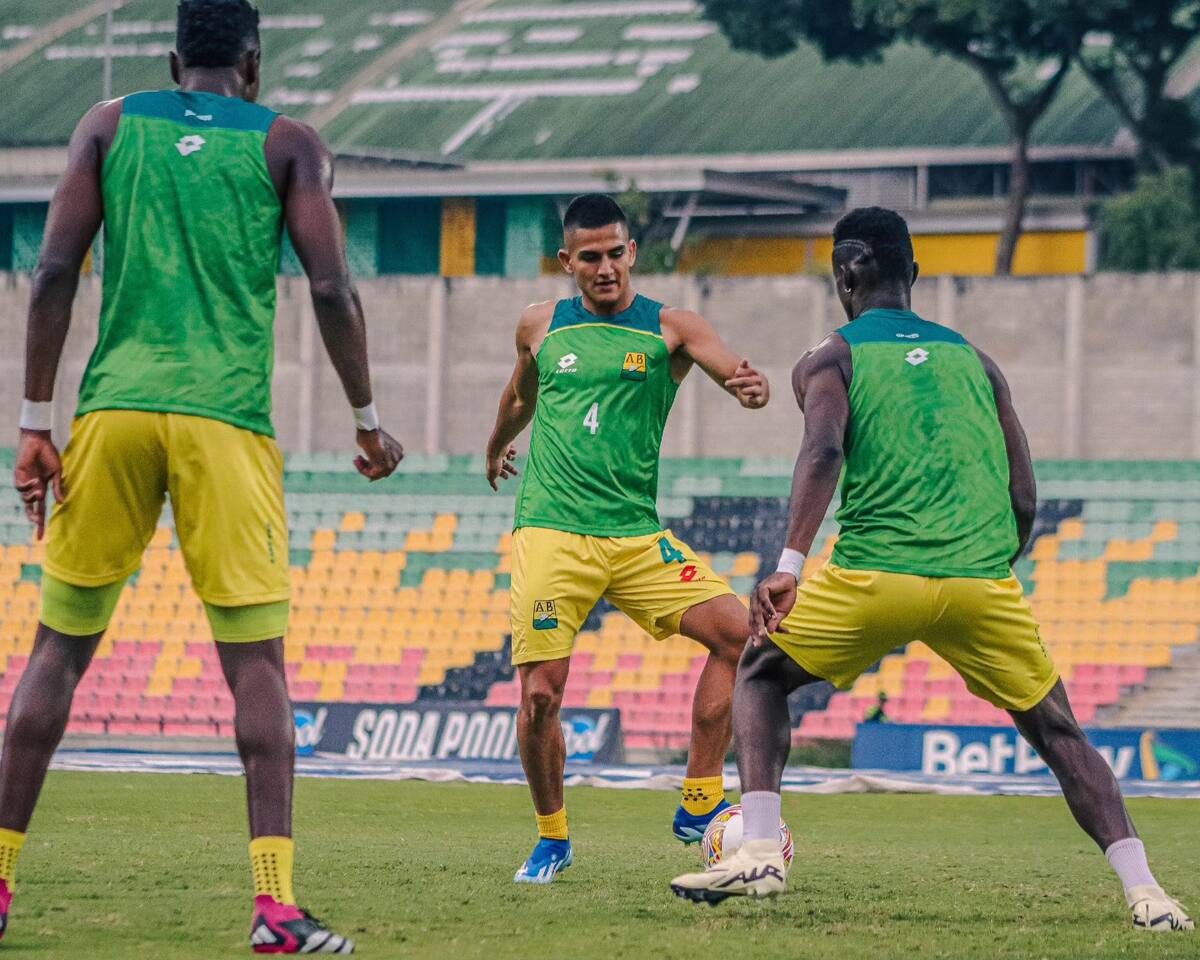 Bayron Duarte, jugador de Atlético Bucaramanga, en un calentamiento del equipo.
