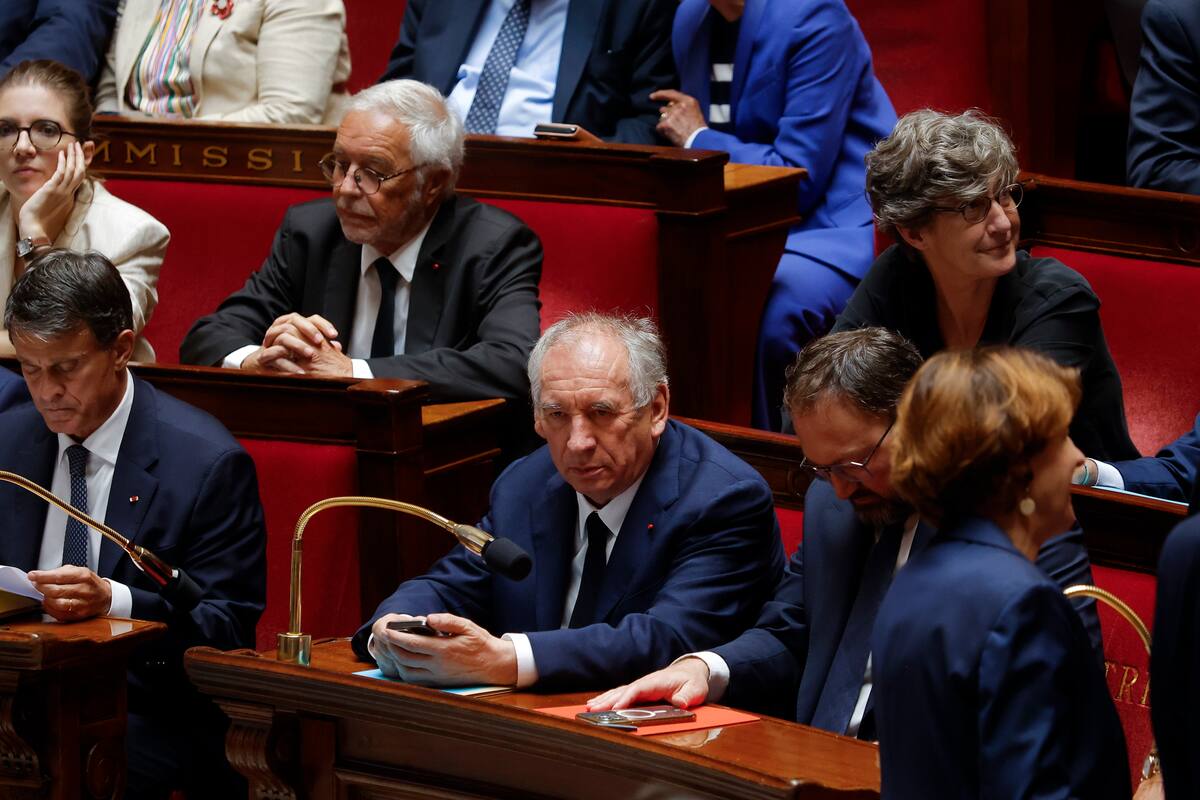 El primer ministro francés, François Bayrou (c), sentado antes de que su gobierno enfrente una moción de confianza en la Asamblea Nacional francesa en París, Francia, el 8 de septiembre de 2025.