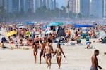Brasil sumó 447 muertes en un día por COVID-19 con playas abarrotadas