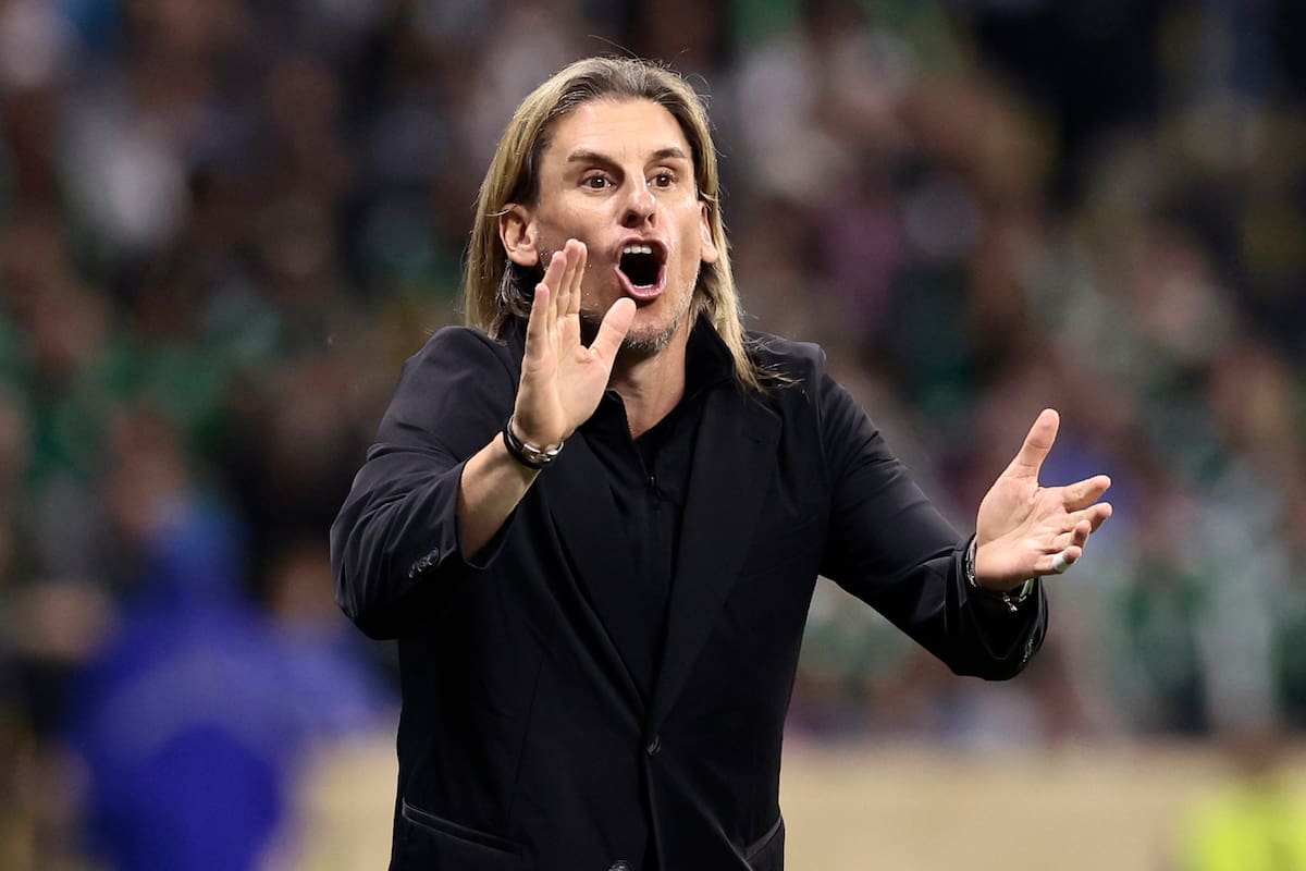 El seleccionador de Ecuador Sebastian Beccacece dirige en el partido de los dieciseisavos de final del Mundial de la FIFA 2026 entre México y Ecuador, en el estadio Azteca ?en Ciudad de México (México). EFE/ José Méndez