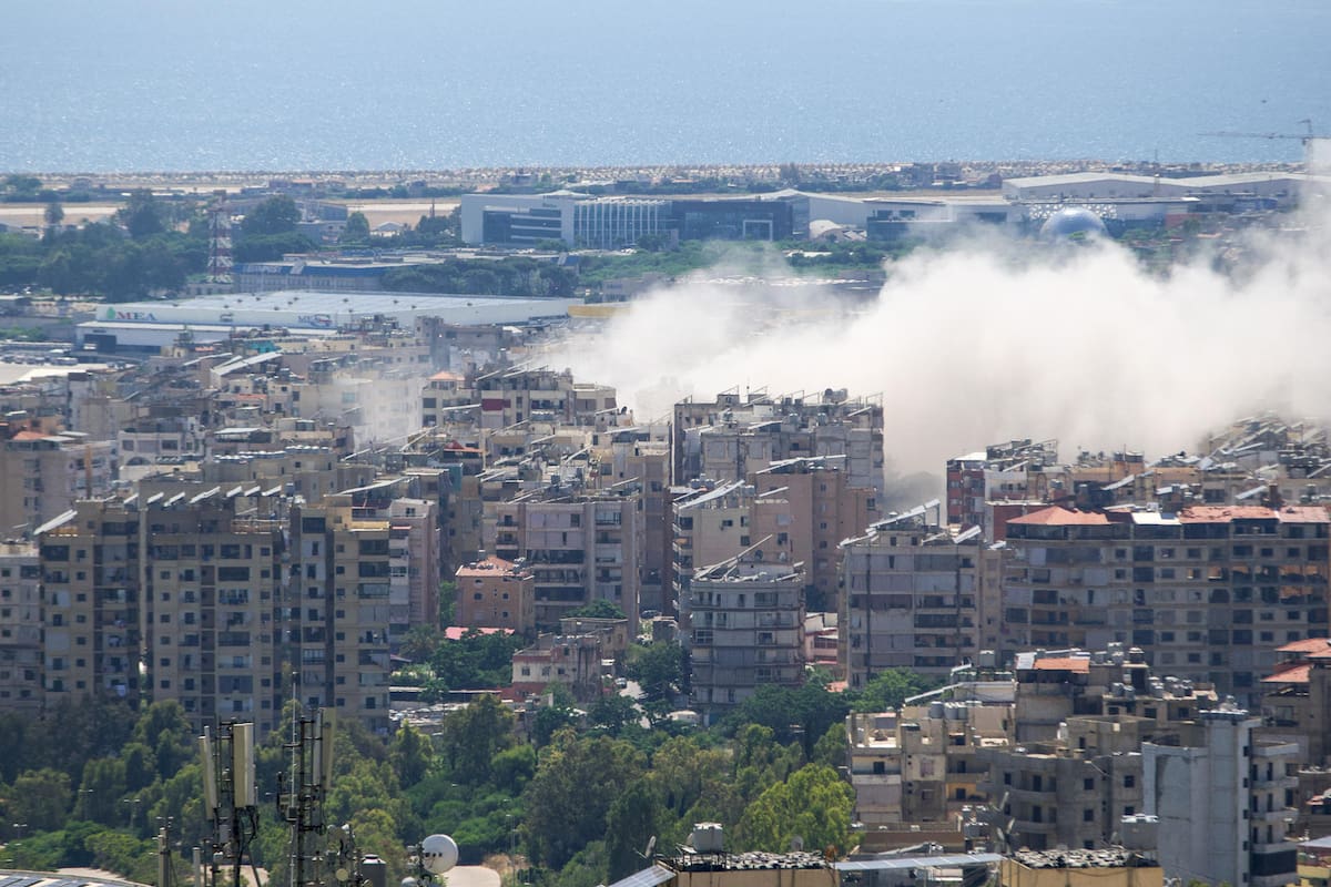 Una columna de humo se alza sobre los suburbios del sur de Beirut, conocidos como Dahye, tras el último bombardeo israelí en la ciudad. El primer ministro de Israel, Benjamín Netanyahu, anunció este domingo en un comunicado que sus fuerzas armadas han bombardeado los suburbios del sur de Beirut, conocidos como Dahye y bastión del grupo chií Hizbulá, siendo el primer ataque contra la capital libanesa desde el acuerdo de un nuevo alto el fuego en Washington el jueves. EFE/Edgar Gutiérrez