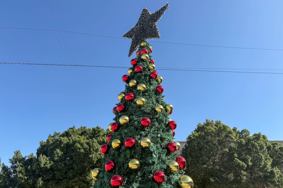 Colocación del tradicional árbol navideño junto a la basílica construida sobre la cueva en la que, según la tradición, nació Jesús de Nazaret.