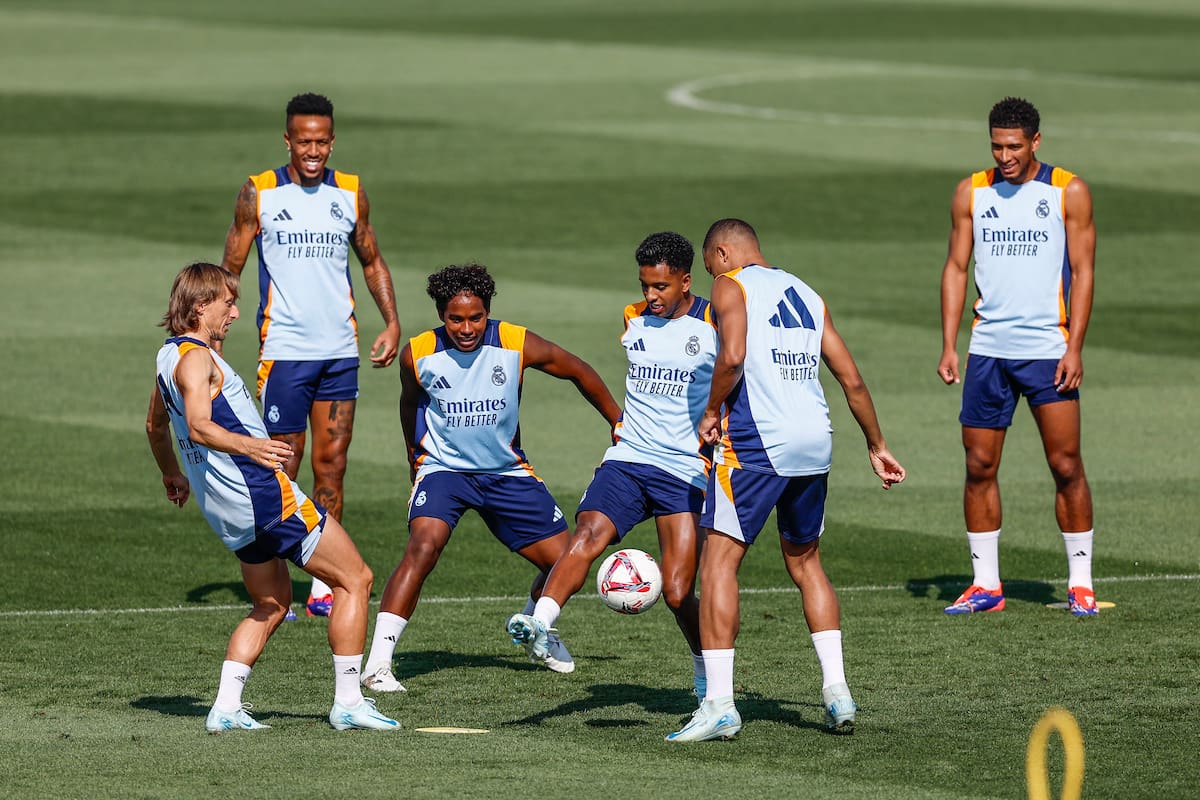 El inglés Jude Bellingham (d), en un momento del entrenamiento del Real Madrid junto a Luka Modric, Eder Militao, Endrick Felipe, Rodrygo Goes y Kylian Mbappé. //EFE