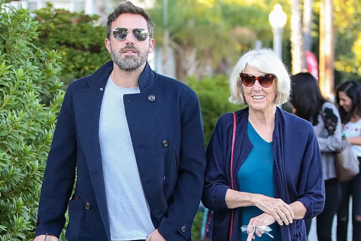 Ben Affleck, junto a su madre Chris Anne, en Los Angeles en 2019.