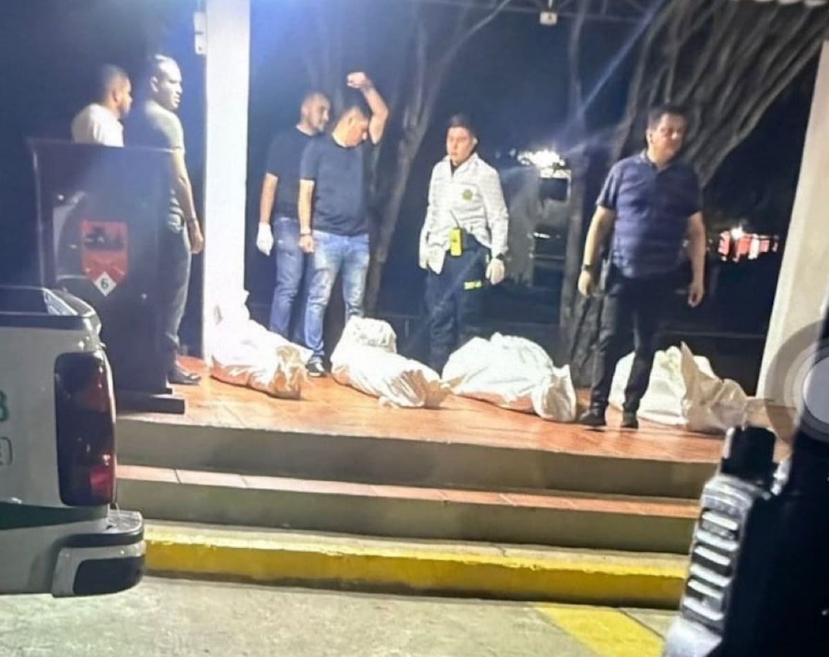 Cuatro cuerpos cubiertos con bolsas blancas mientras integrantes de las autoridades permanecen en el lugar. Foto: suministrada Redes Sociales X
