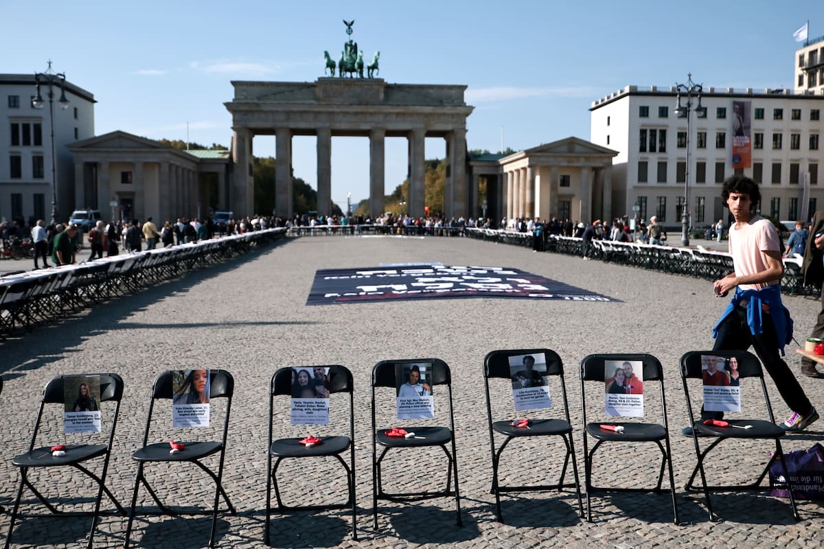 BERLIN (Germany), 07/10/2026.- Portraits of Israeli hostages and victims are placed on chairs during a vigil in front of the Brandenburg Gate to commemorate the third anniversary of the October 7 attacks on Israel, in Berlin, Germany, 07 October 2026. Israel marks three years since the 07 October 2023 attacks led by Hamas. (Alemania) EFE/EPA/FILIP SINGER
