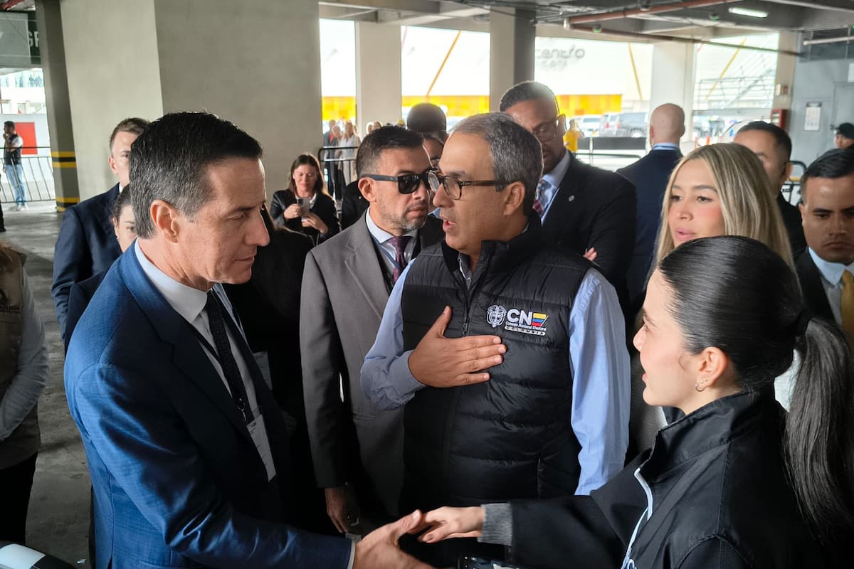 El senador estadounidense Bernie Moreno respalda la jornada electoral desde Unicentro, en Bogotá.