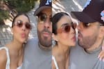 Beso entre Nicky Jam y su suegra desata polémica en redes