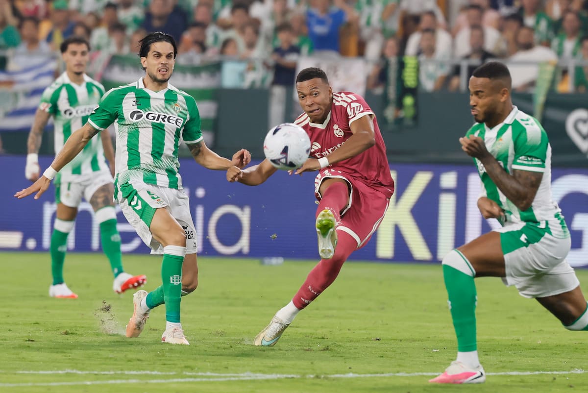 SEVILLA, 04/09/2026.- El delantero del Real Madrid Kylian Mbappé (2d) dispara a puerta durante el partido de la cuarta jornada de LaLiga que Real Betis y Real Madrid disputan este viernes en el estadio de La Cartuja, en Sevilla. EFE/José Manuel Vidal.