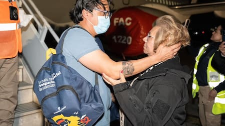 Así fue el reencuentro de Beto Coral con su esposa e hijo después de regresar a Colombia