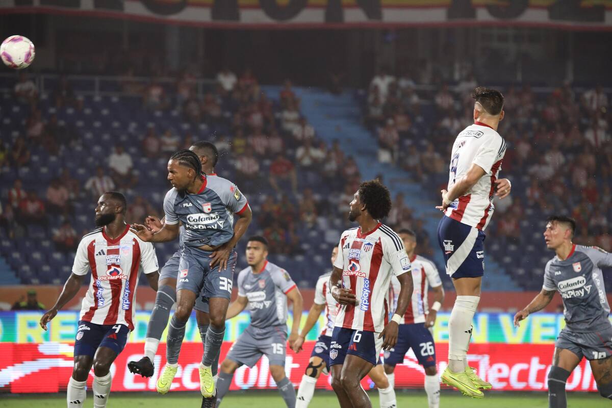 BetPlay 2025 II, fecha 18, partido Junior vs Santa Fe, estadio Metropolitano de Barranquilla. Fotografías: Jairo Cassiani/Colprensa.