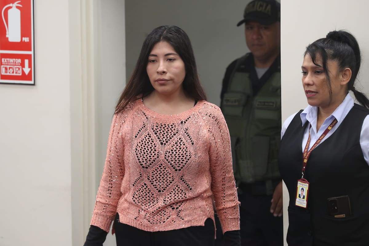 La exprimera ministra de Pedro Castillo, Betssy Chávez (i) ingresa a la sala de audiencia este martes, en la Dirección Nacional de Operaciones Especiales de la Policía Nacional de Perú (DINOES), en Lima (Perú). Castillo, elegido en 2021 y destituido en 2022, debe volver a comparecer ante el tribunal que le enjuicia por rebelión en el fallido golpe de Estado de 2022, después de ausentarse en las últimas sesiones por sus problemas de salud derivados de una huelga de hambre. EFE/ Paolo Aguilar