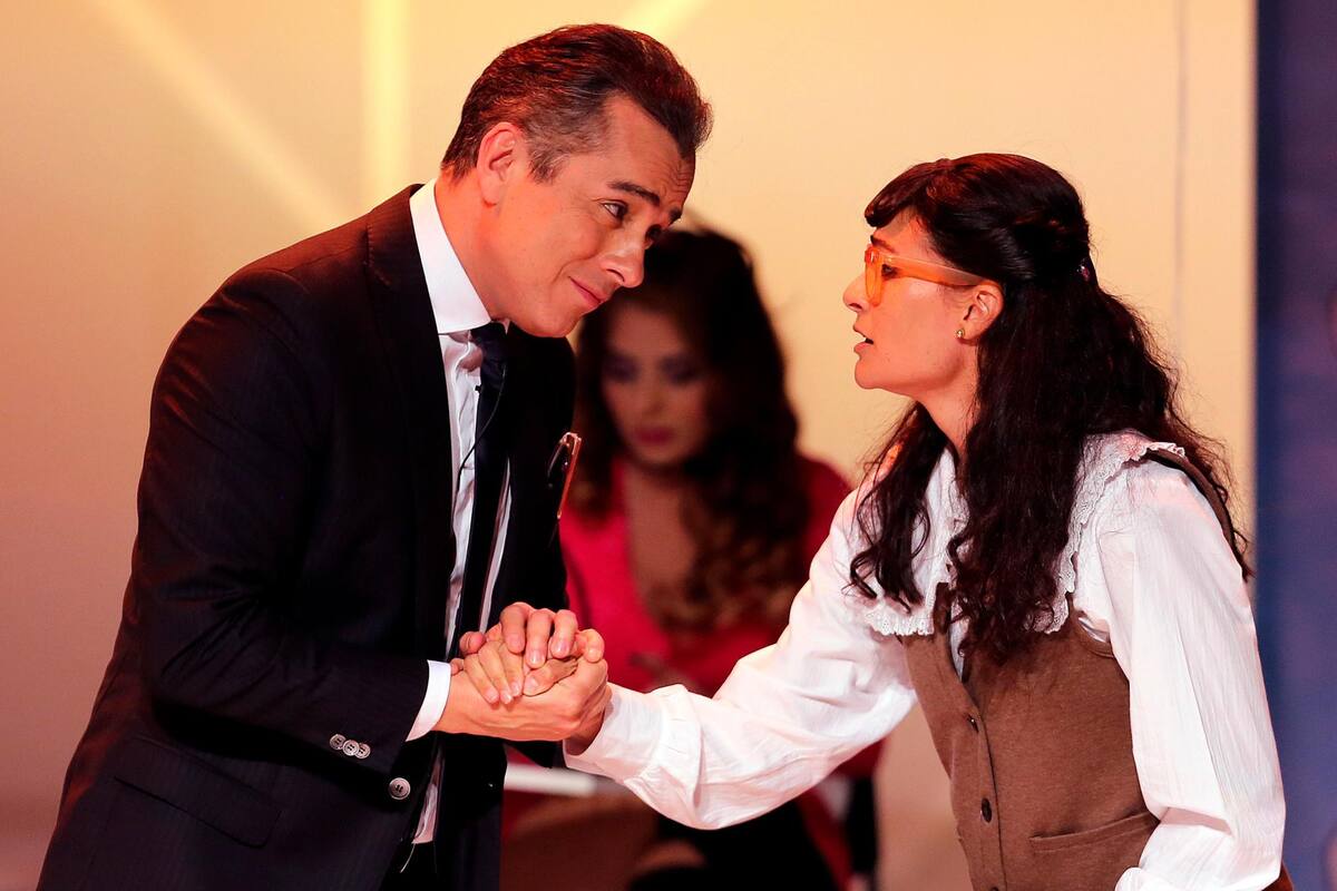 Fotografía de archivo fechada el 6 de abril de 2017 que muestra a los actores colombianos Ana María Orozco y Jorge Enrique Abello en sus papeles de Beatriz Pinzón y Armando Mendoza, durante la obra de teatro ‘Betty la Fea’, en Bogotá.